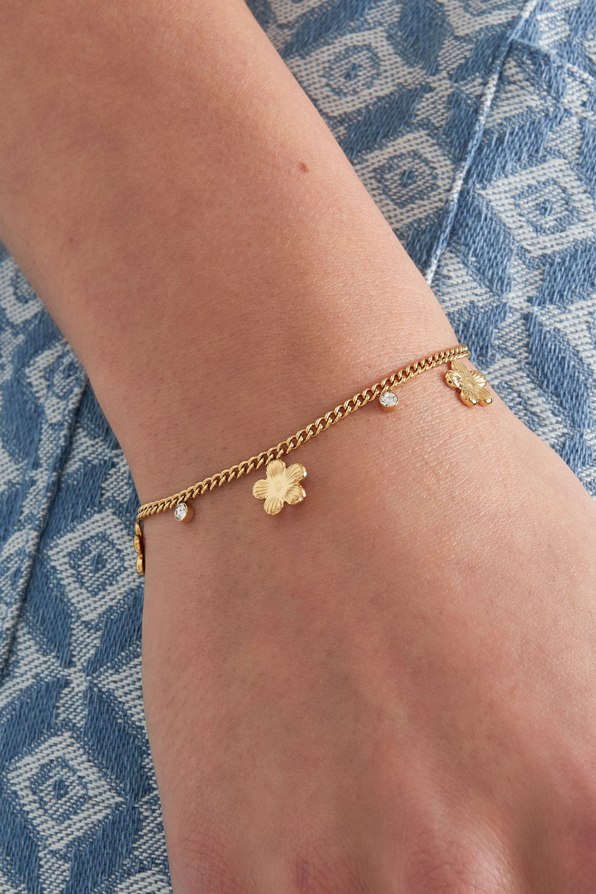 Gleaming flower armband